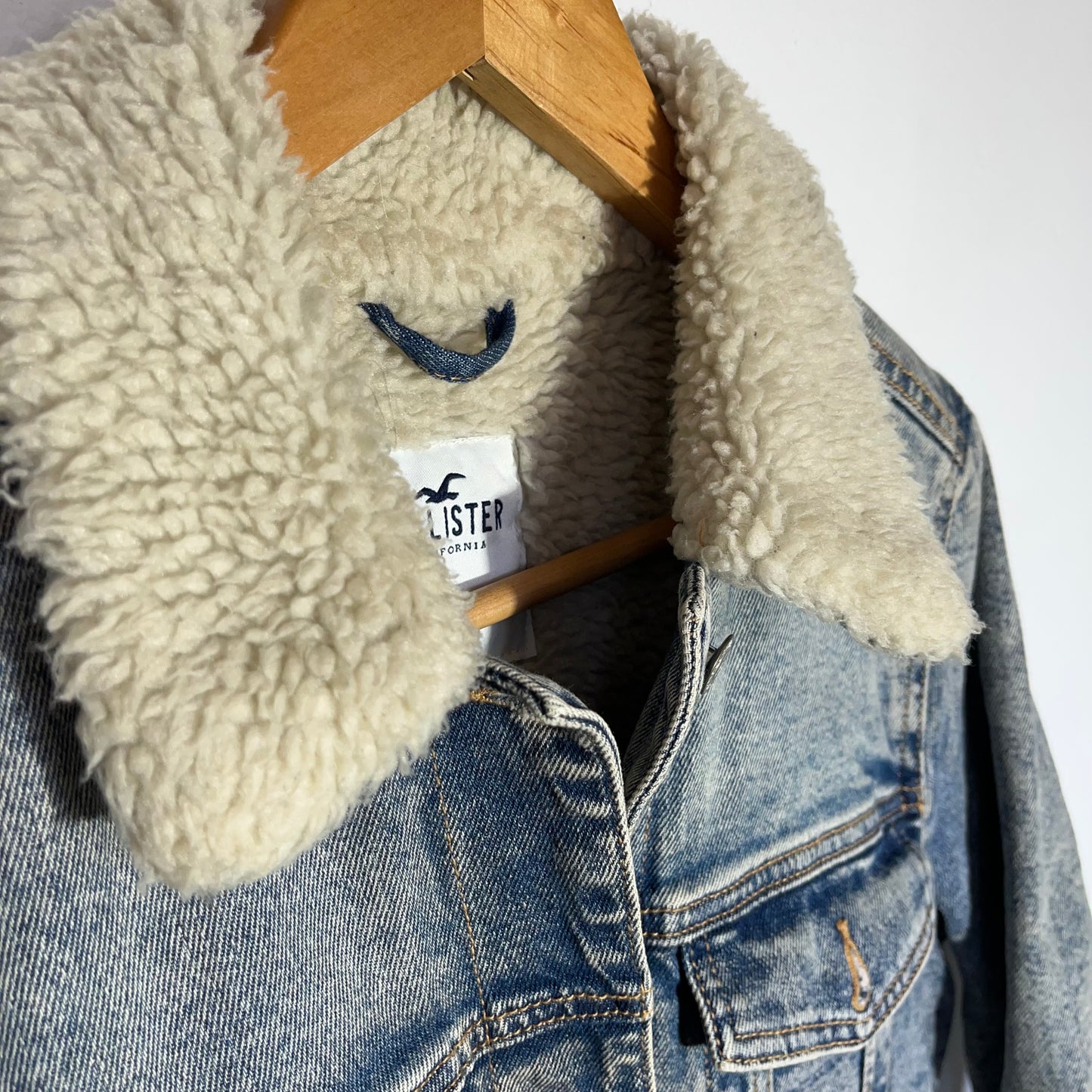 Hollister-M
